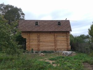 Двускатная ломаная крыша, покрытая мягкой кровлей